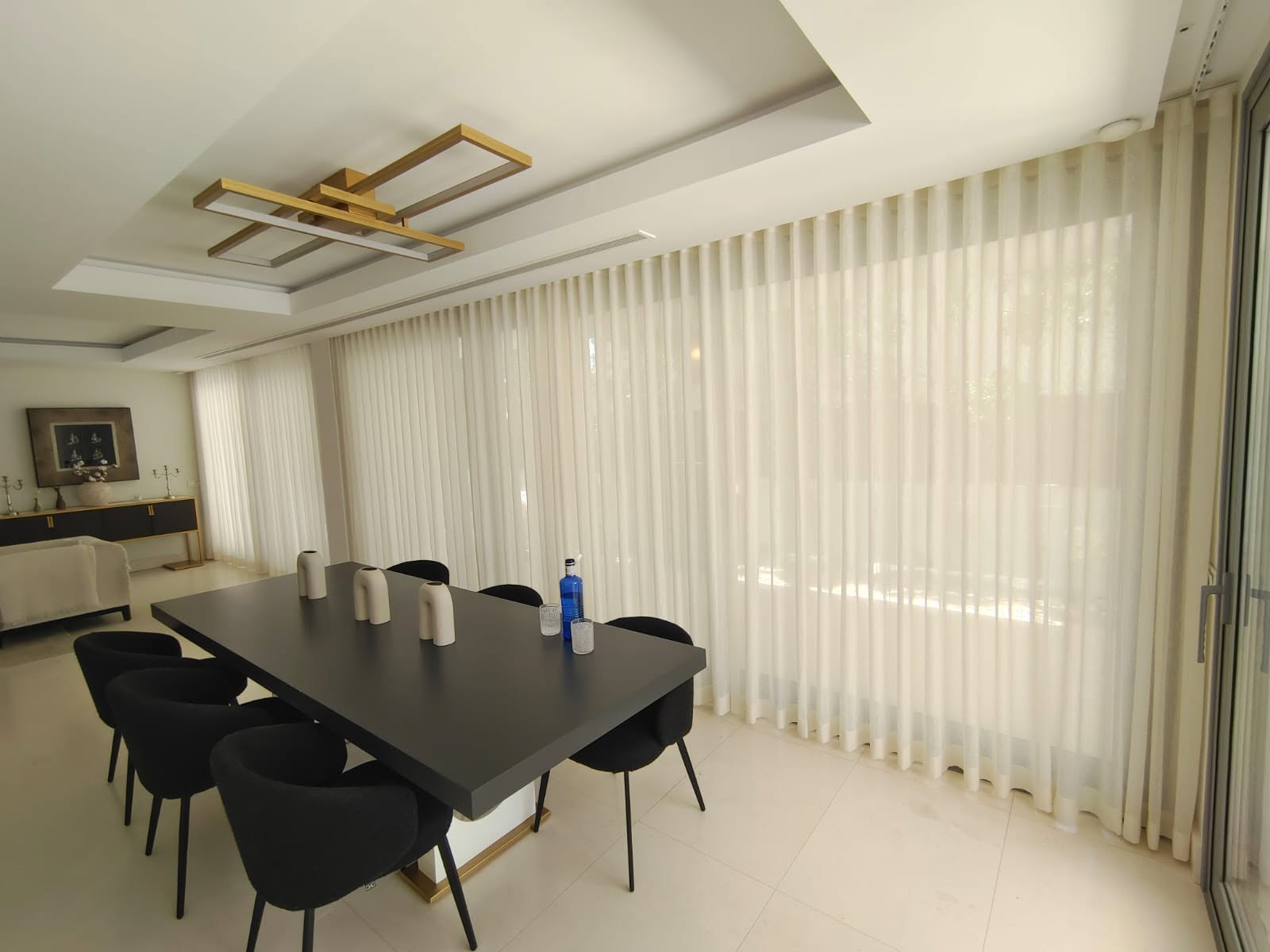 Cortinas y visillos a medida en un comedor — taller de costura en San Luis de Sabinillas
